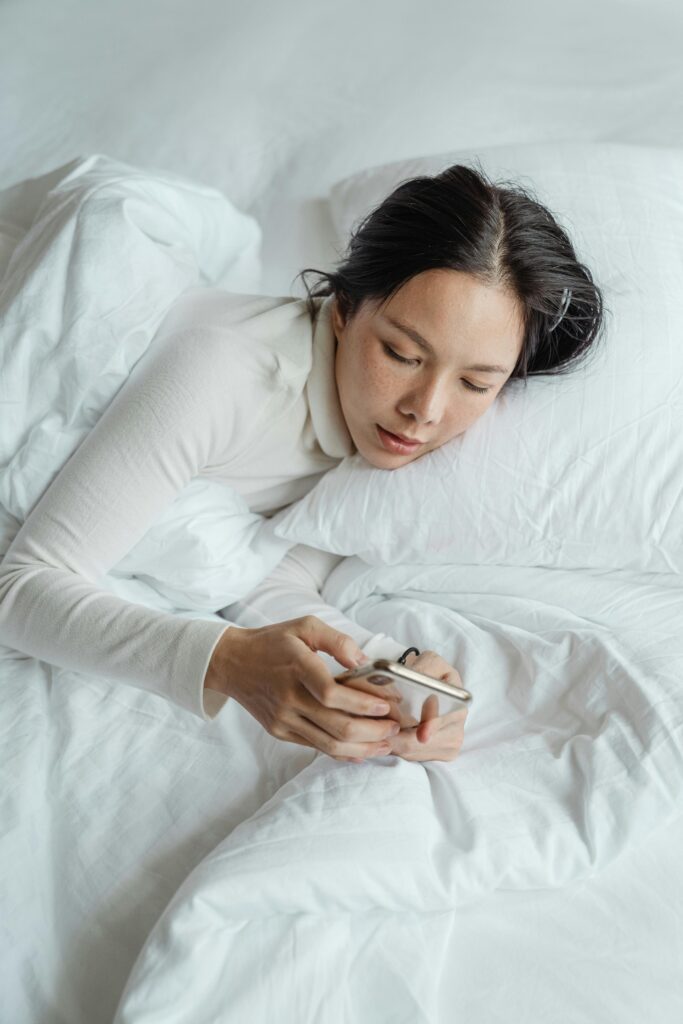 woman on her phone trying affiliate marketing in the philippines